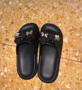 Chanclas plataforma negras con lazo