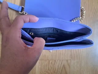 Bolso azul con cadena dorada