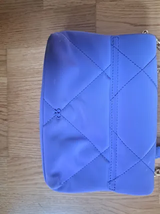 Bolso azul con cadena dorada