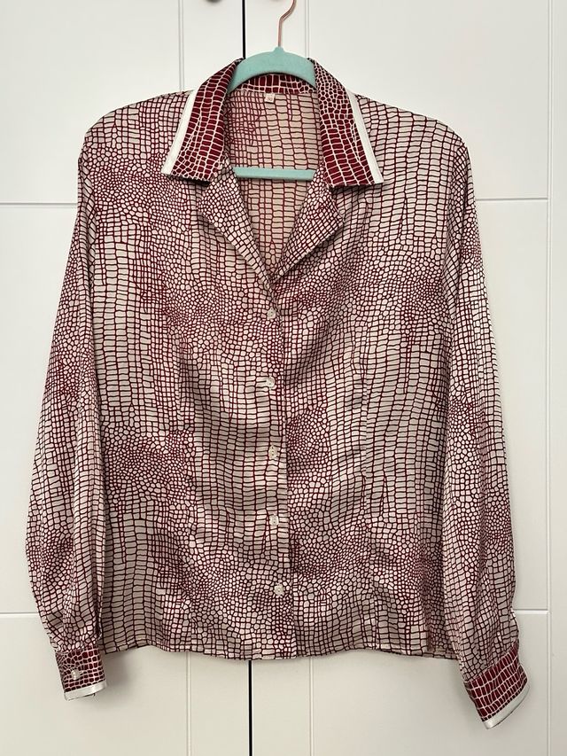 Blusa estampada beige y burdeos