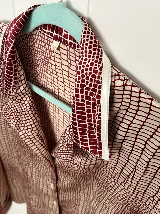 Blusa estampada beige y burdeos