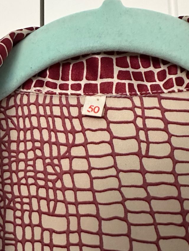 Blusa estampada beige y burdeos