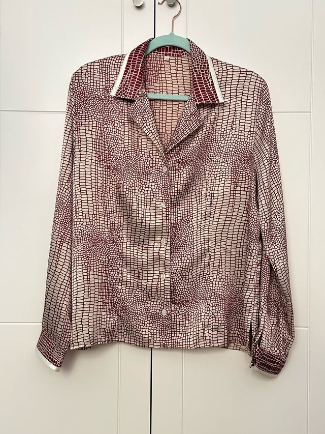 Blusa estampada beige y burdeos