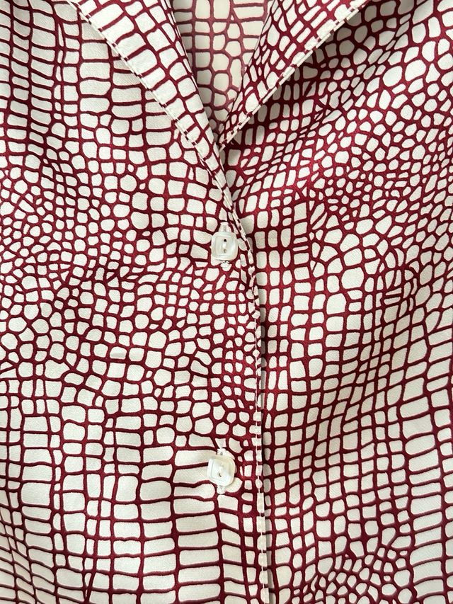 Blusa estampada beige y burdeos