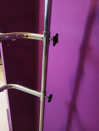 Expositor metálico, con ruedas