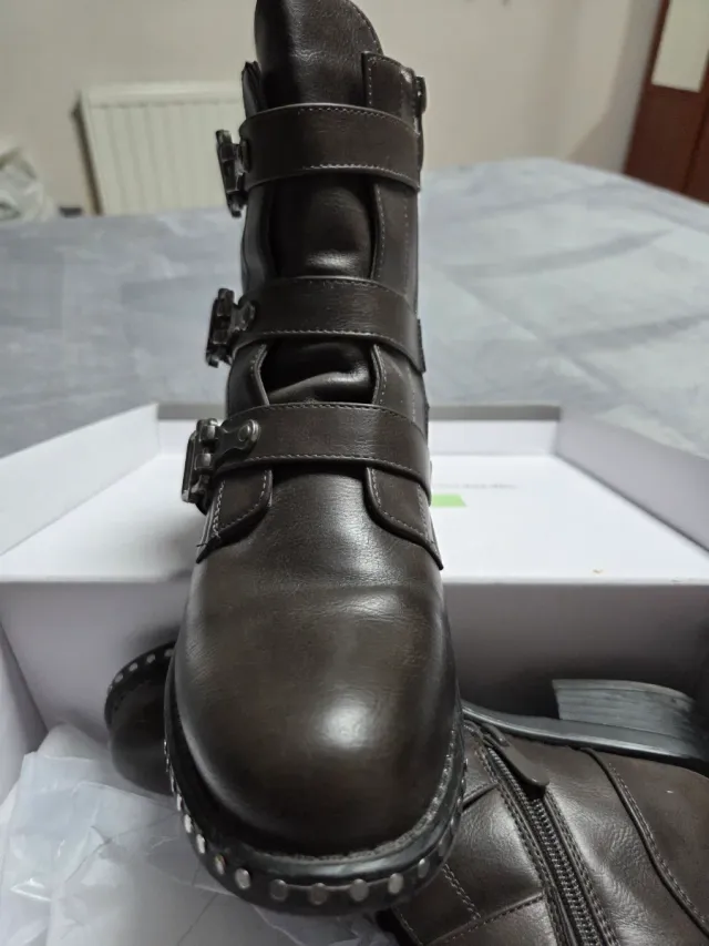 Botas con hebillas  38