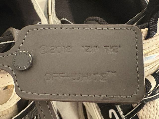 Zapatillas Off-White grises y blancas