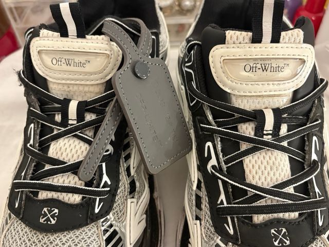 Zapatillas Off-White grises y blancas