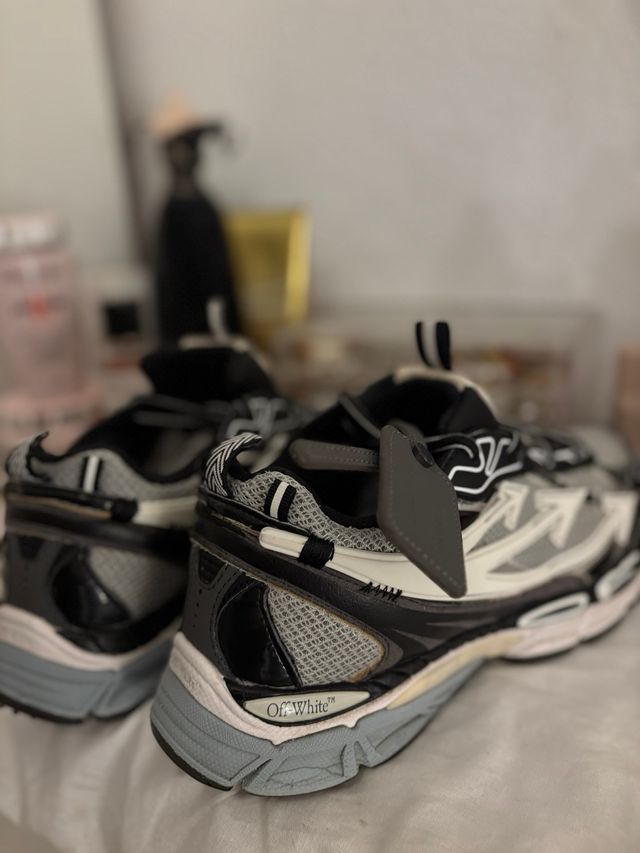 Zapatillas Off-White grises y blancas