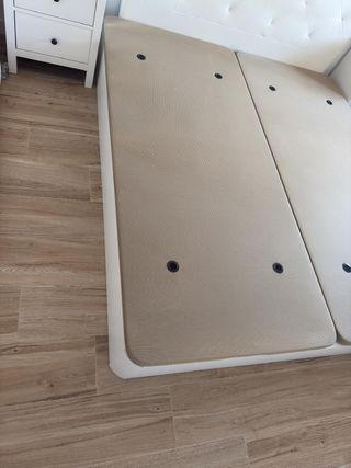 Canapé y colchón de madera