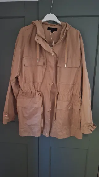 Chaqueta Zara con capucha beige