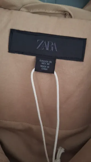 Chaqueta Zara con capucha beige