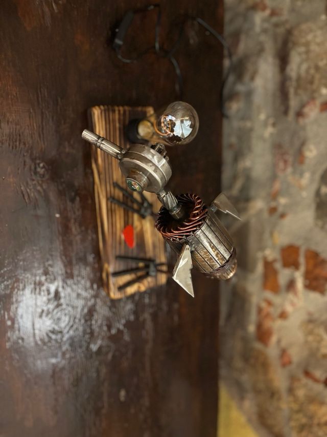 Lampada artigianale in metallo e legno