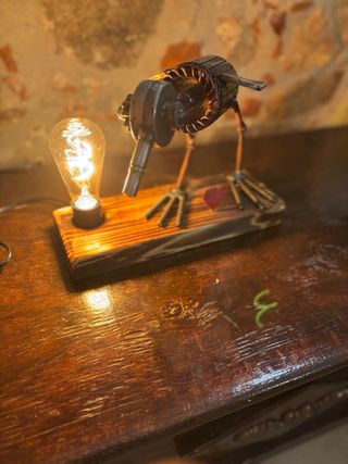 Lampada artigianale in metallo e legno