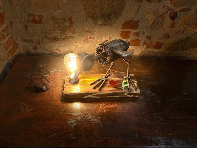 Lampada artigianale in metallo e legno