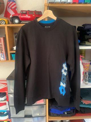 Sudadera Lotto Negra con Logo Azul