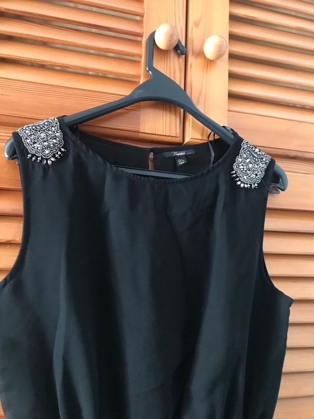 Vestido negro con pedrería