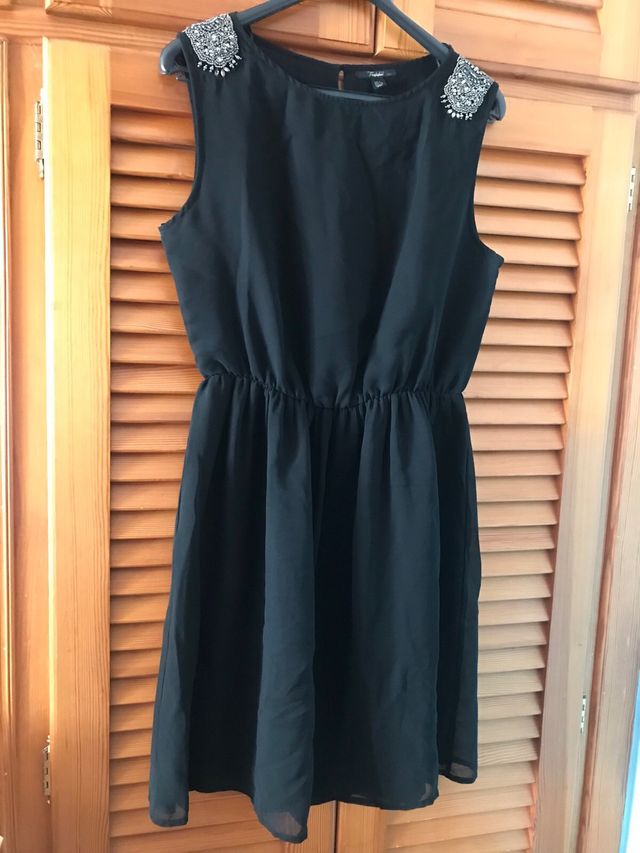 Vestido negro con pedrería