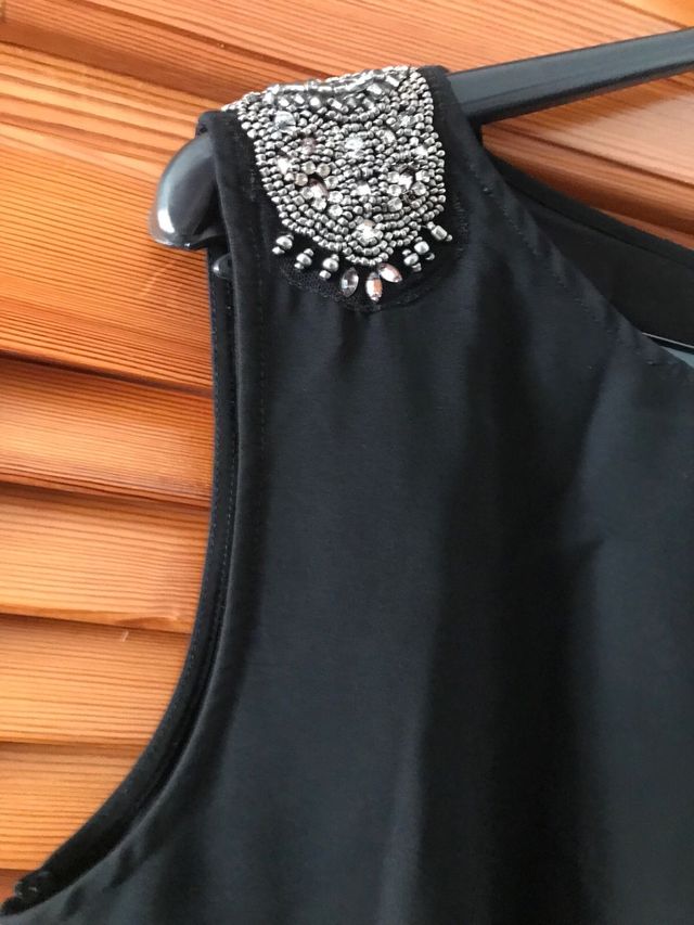 Vestido negro con pedrería