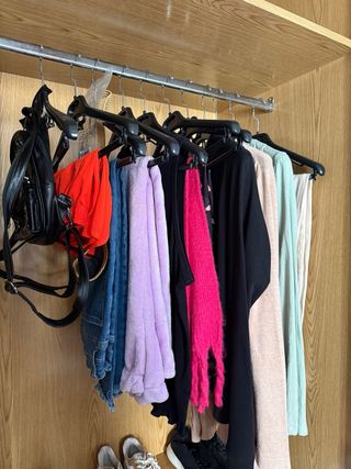 Lote de ropa y calzado de mujer.