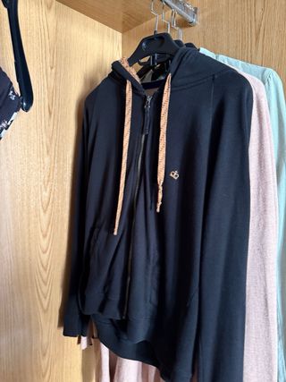 Lote de ropa y calzado de mujer.