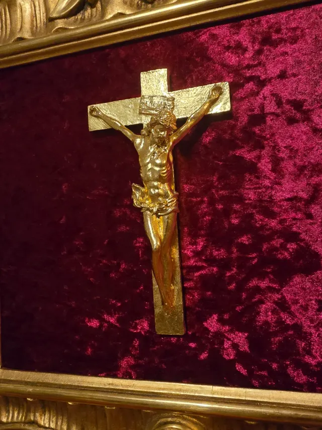 Tríptico Barroco Dorado Crucifijo Flores