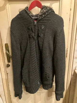 Sudadera Pull & Bear gris con capucha