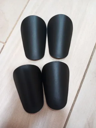 1 Paquetes Mini Espinilleras de futbol