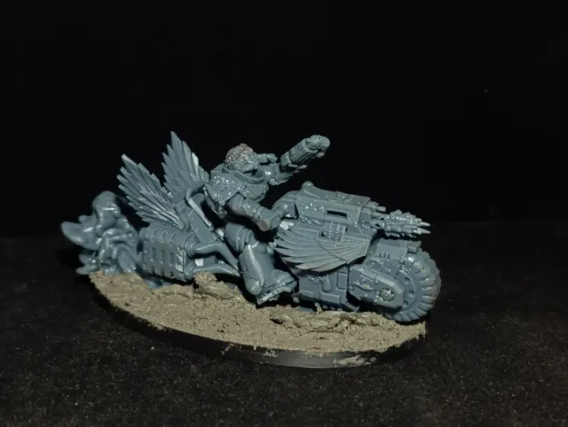 Capitán en moto de plástico