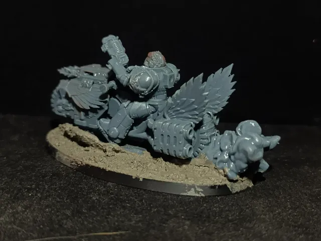 Capitán en moto de plástico