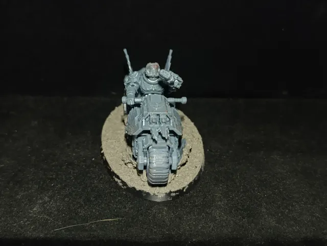 Capitán en moto de plástico