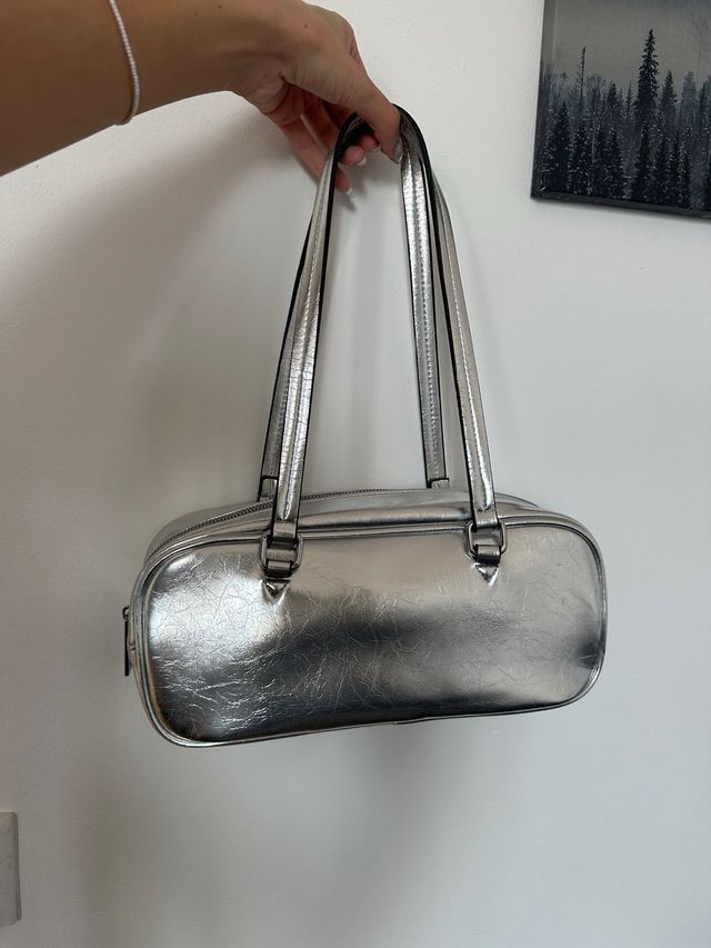 Bolso de hombro plateado