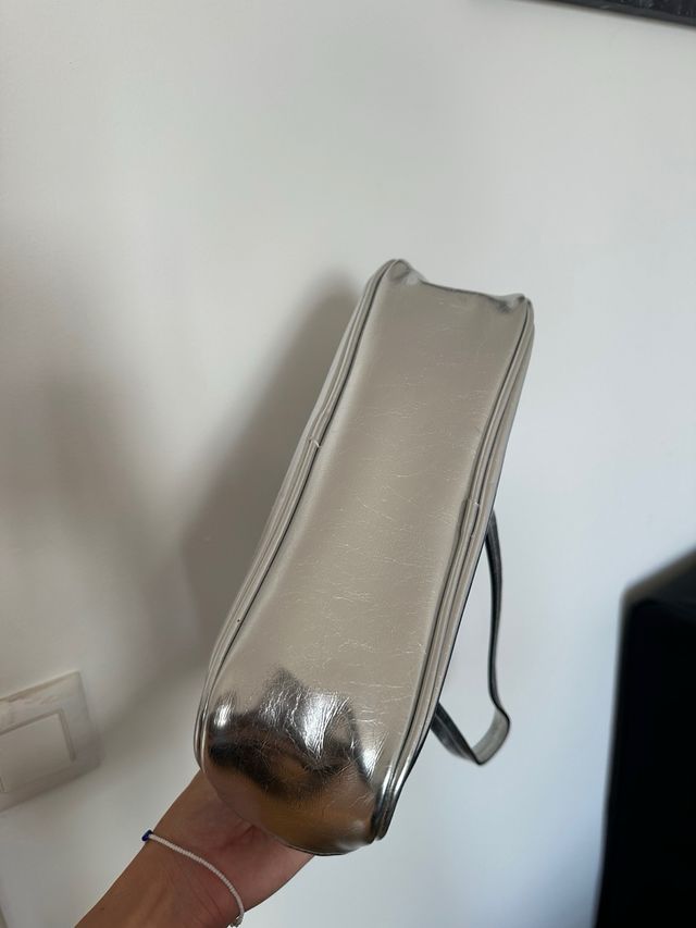 Bolso de hombro plateado