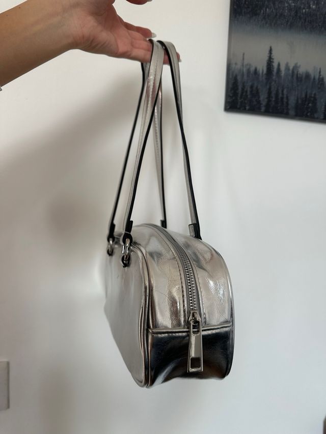 Bolso de hombro plateado
