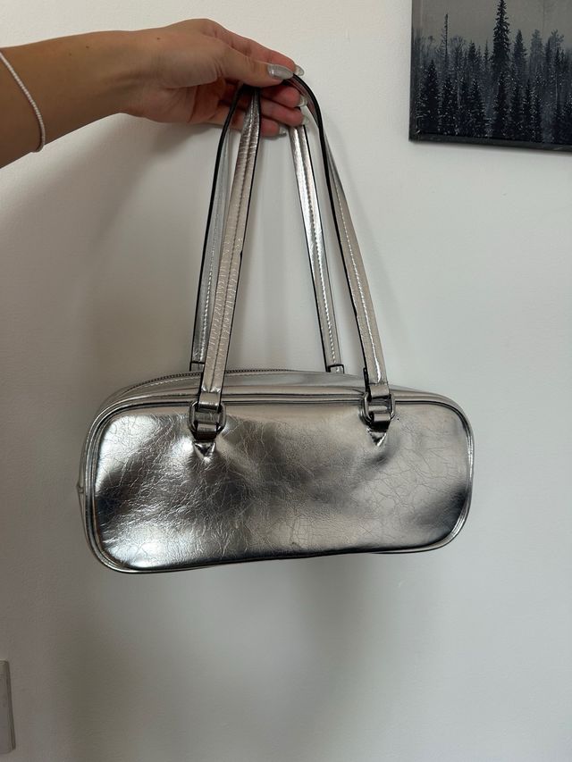 Bolso de hombro plateado