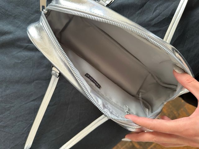 Bolso de hombro plateado