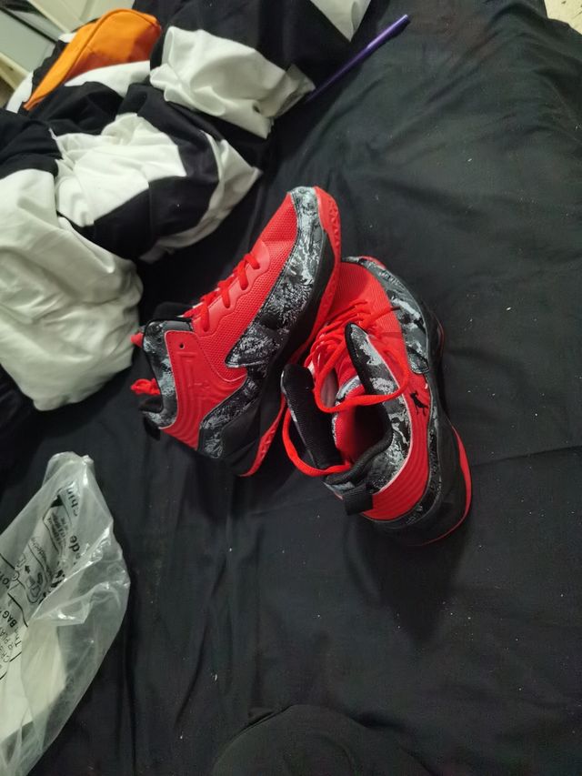 Jordan rojas y tonos de militar