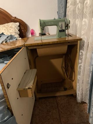Máquina de coser Alfa antigua con mueble