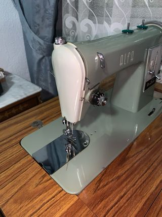 Máquina de coser Alfa antigua con mueble