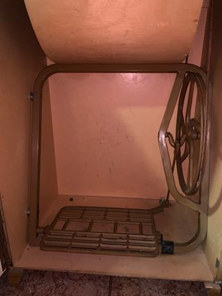 Máquina de coser Alfa antigua con mueble