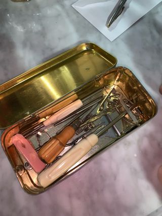 Máquina de coser Alfa antigua con mueble