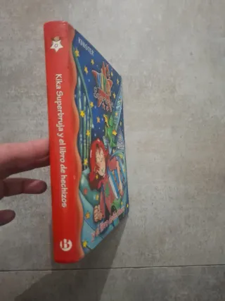Kika Superbruja y el libro de hechizos (Kika Su...
