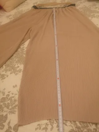 Pantalón plisado beige Zara