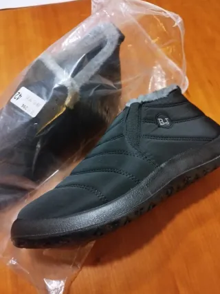 Botas acolchadas negras y grises