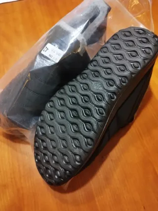 Botas acolchadas negras y grises