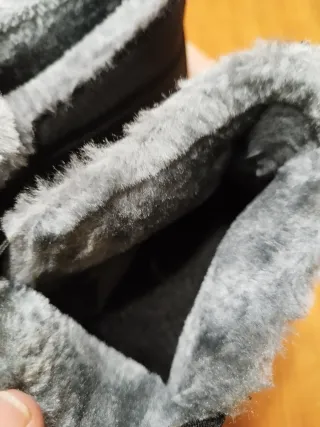 Botas acolchadas negras y grises