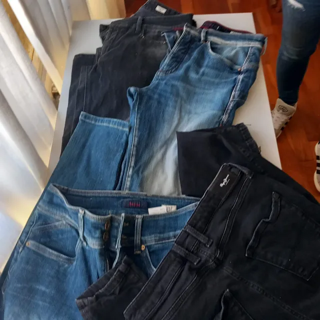 Pantalones vaqueros (jeans) azules y negros