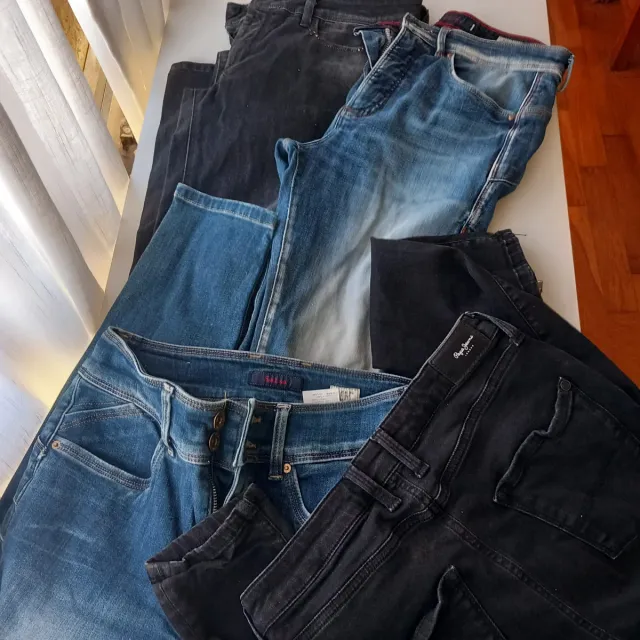 Pantalones vaqueros (jeans) azules y negros