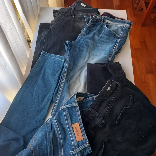 Pantalones vaqueros (jeans) azules y negros