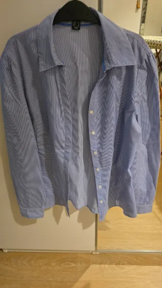Camisa de rayas azules y blancas
